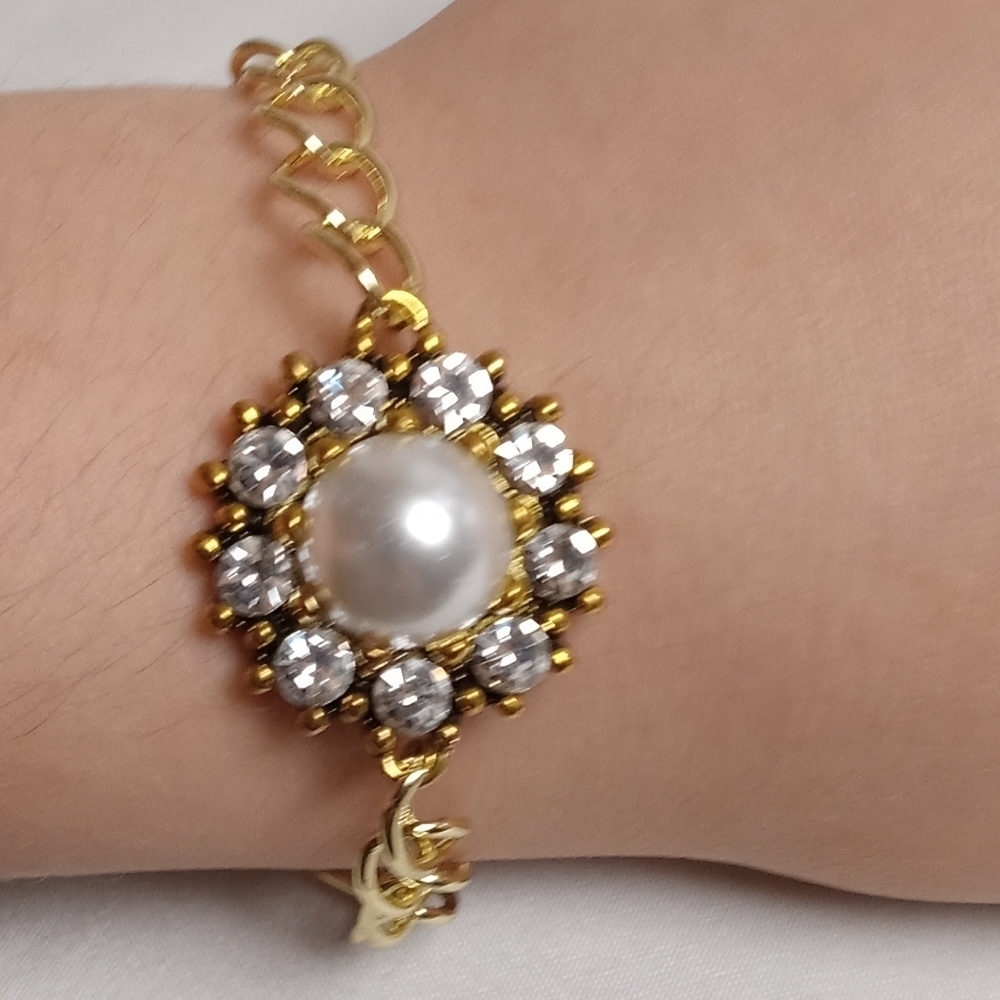 Hand Crafted Gold and Pearl Bracelet with Intricate Detailing - Picture 5 of 5